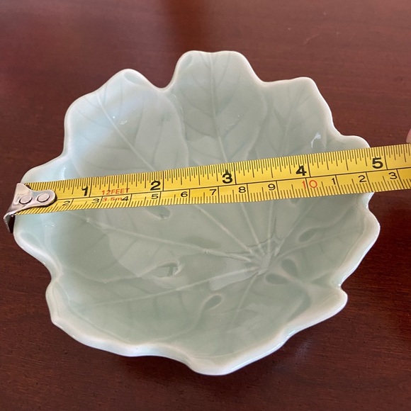 Celadon Glaze Green Leaf-Shaped Japanese Porcelain Sauce or Trinket Dish - Picture 8 of 8